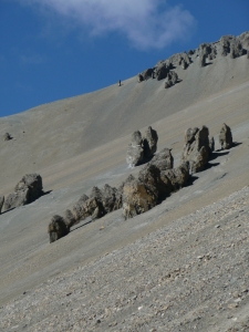 Dali ähnliche Felsen vor dem Tilicho Base Camp
